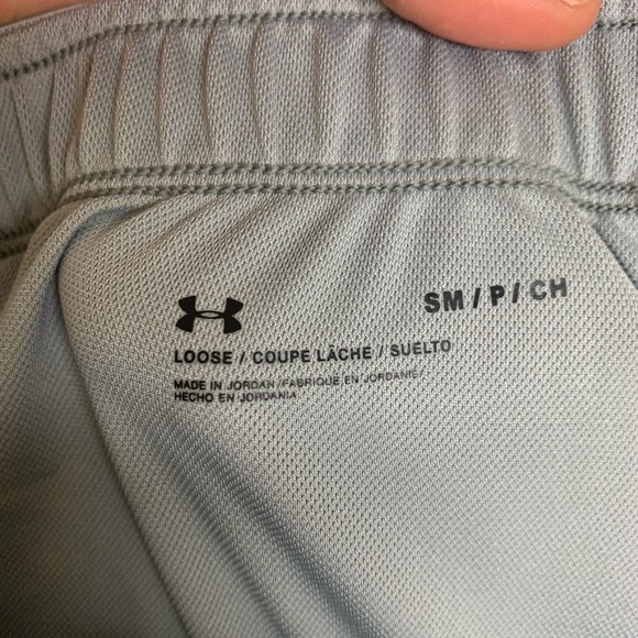 GREY UNDER-ARMOR SHORTS - Picture 3 of 3